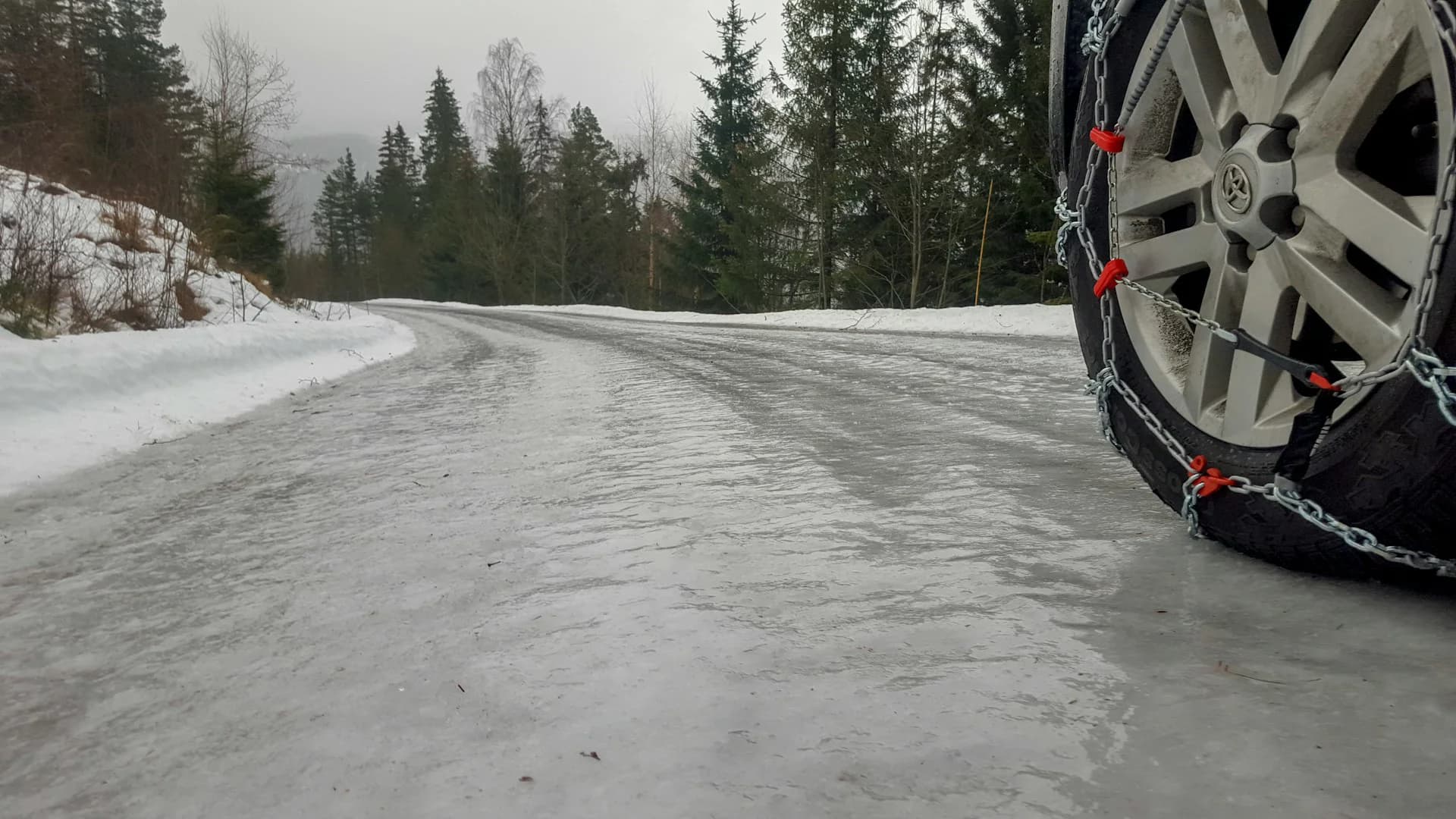 Snow Chain Rules in Austria — What Every Alpine Driver Needs to Know