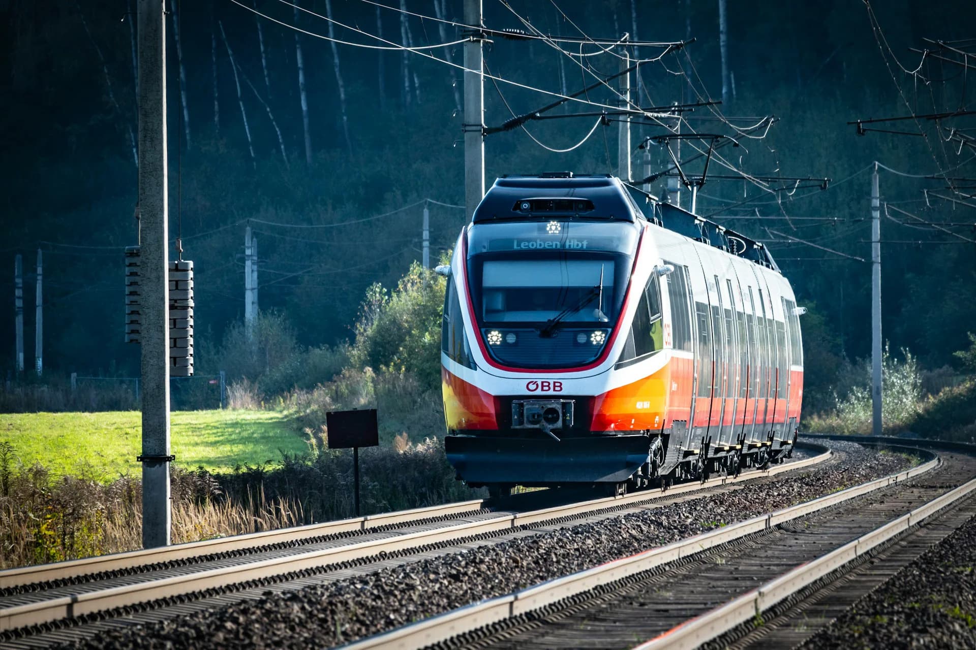 Private Transfer vs. Train to Austrian Ski Resorts — Honest Comparison